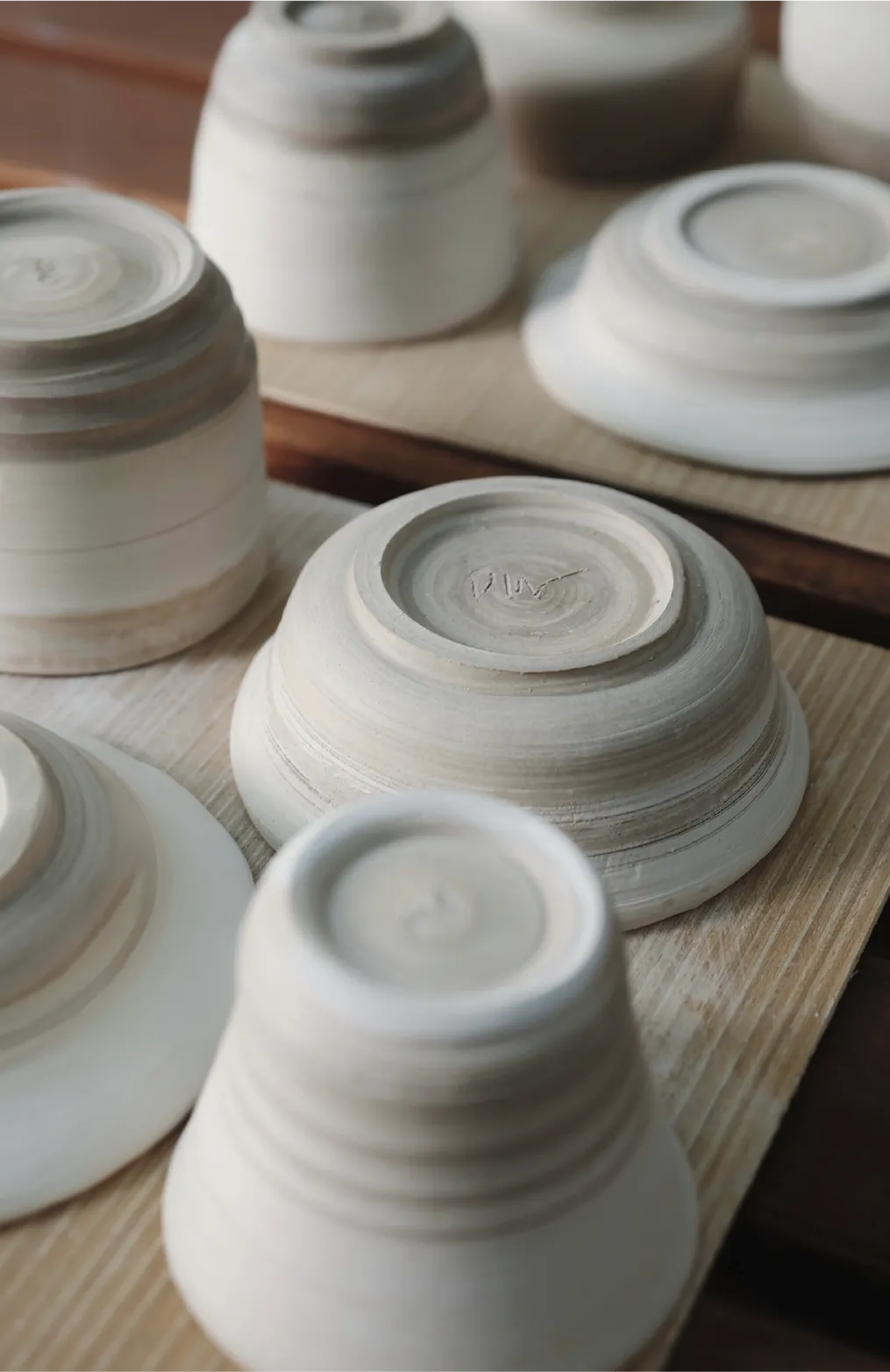 陶器の器が木の台に並べられている様子