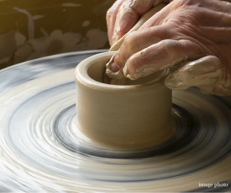 ろくろで粘土を成形する手