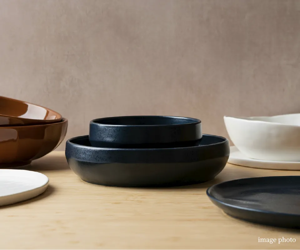 机の上に並べられた陶器お皿